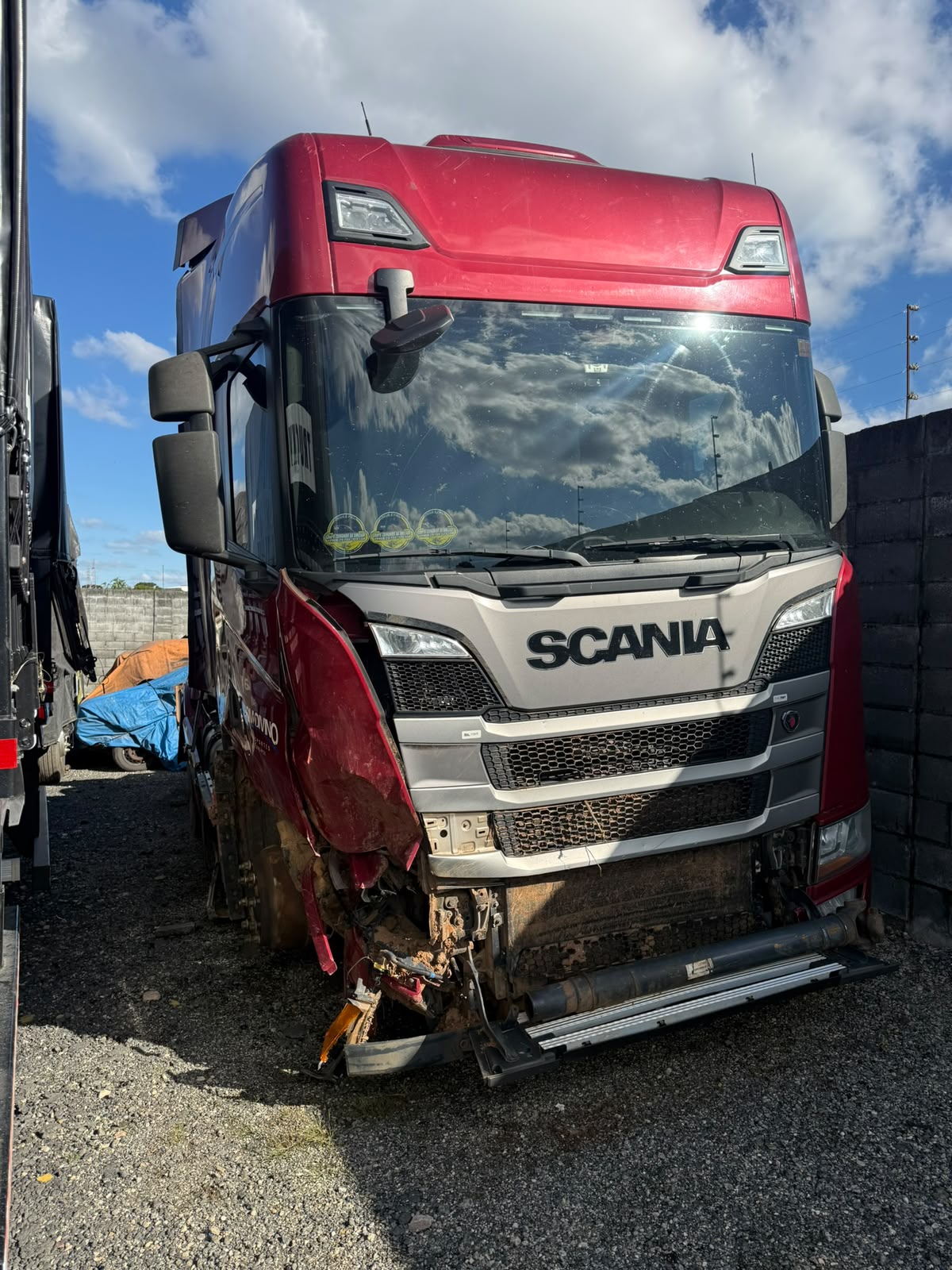 Caminhão Scania sinistrado no pátio da N2