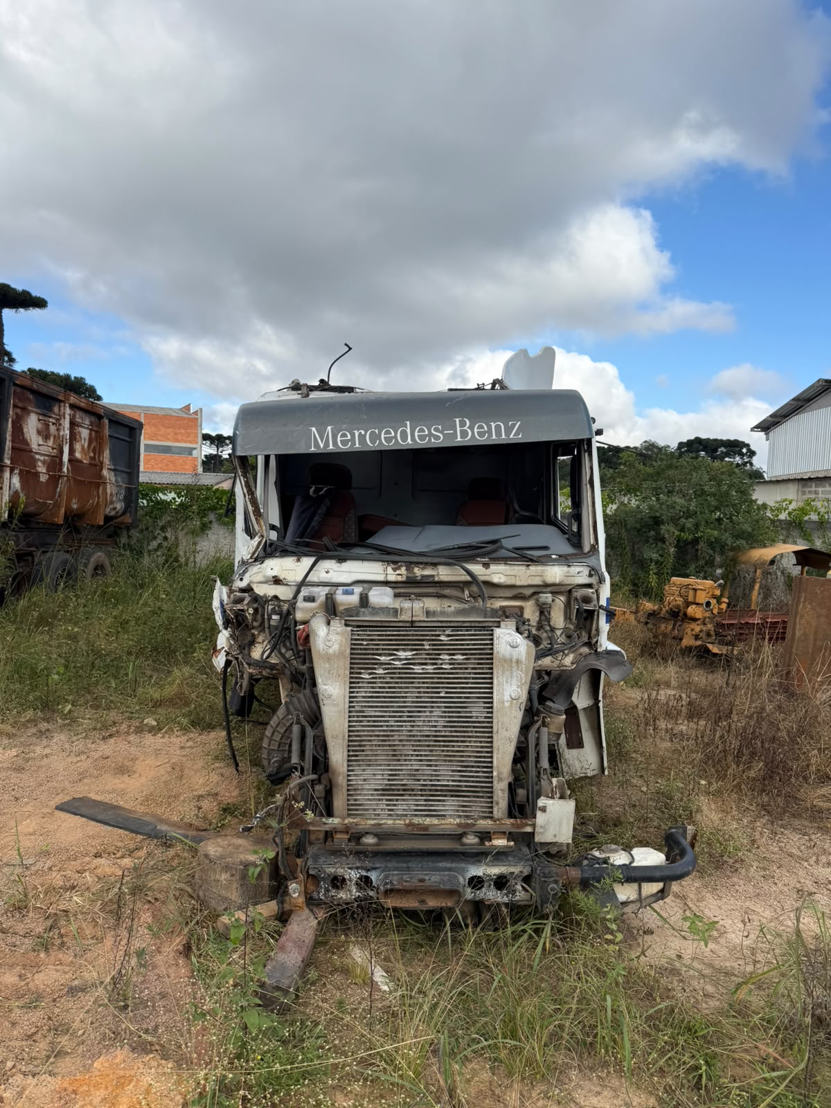 Caminhão Mercedes-Benz sinistrado no pátio da N2