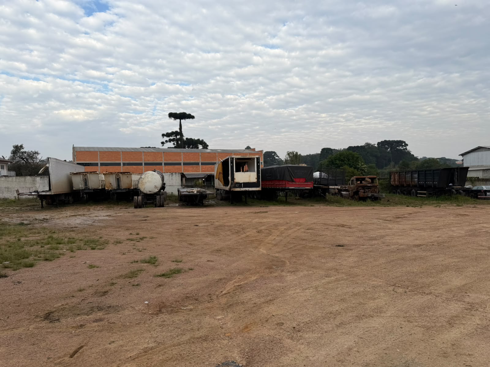 Carretas e reboques sinistrados no pátio da N2