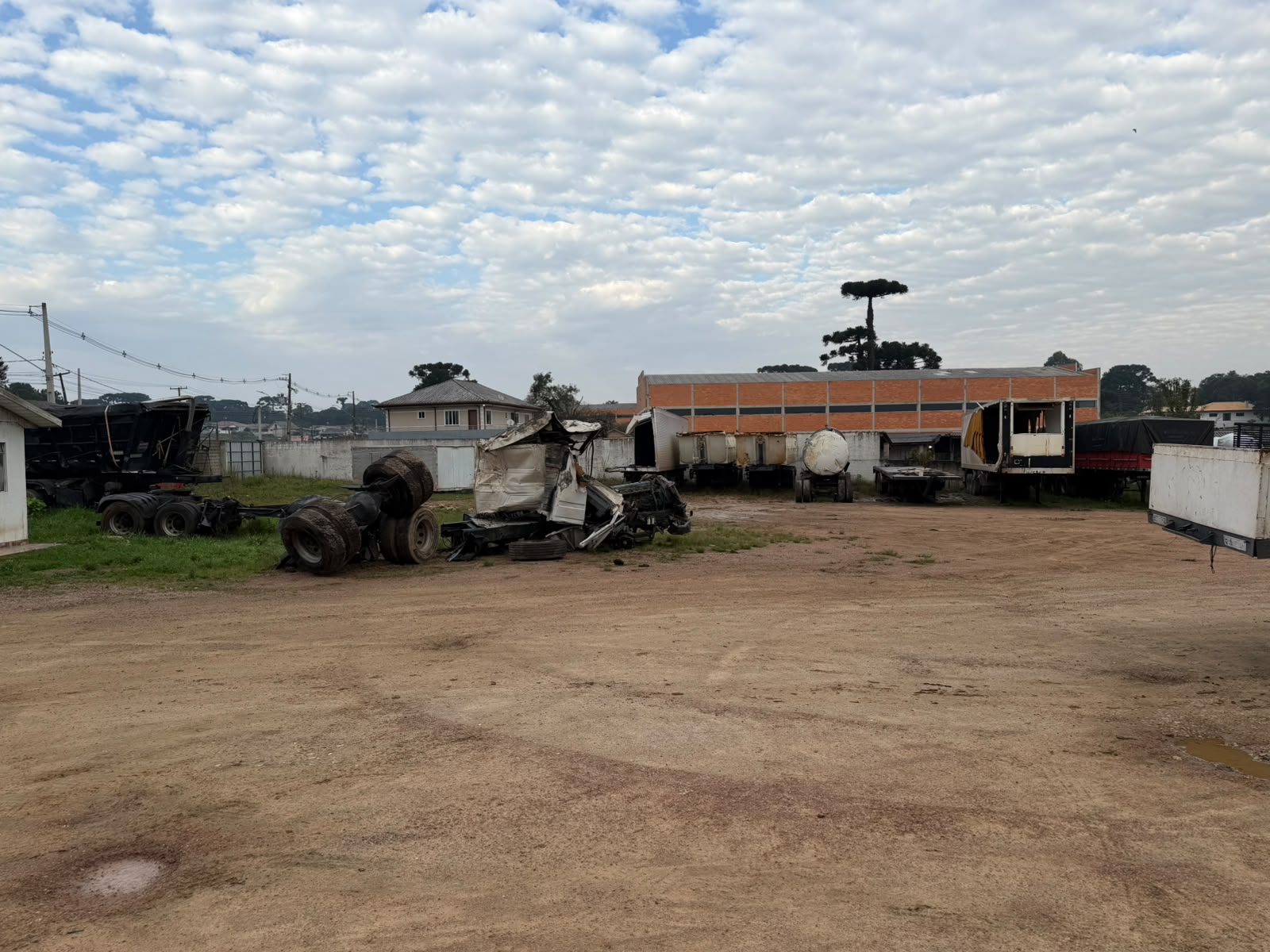 Chassi sinistrado no pátio da N2